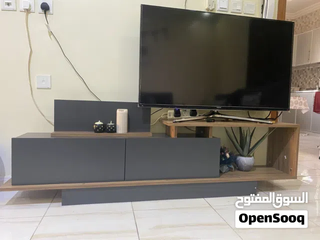 طاولات جديدة تمامًا – مركبة وجاهزة – استخدام يوم واحد فقط