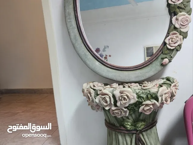 لعشاق الفخامة والاناقه طاولة مدخل مع المنظرة للمدخل شي راقي وقطعة نادرة