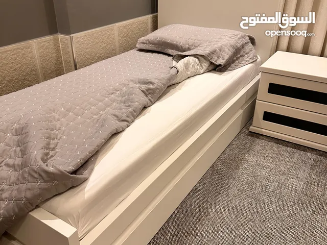 غرفة نوم سرير مع كومدينه