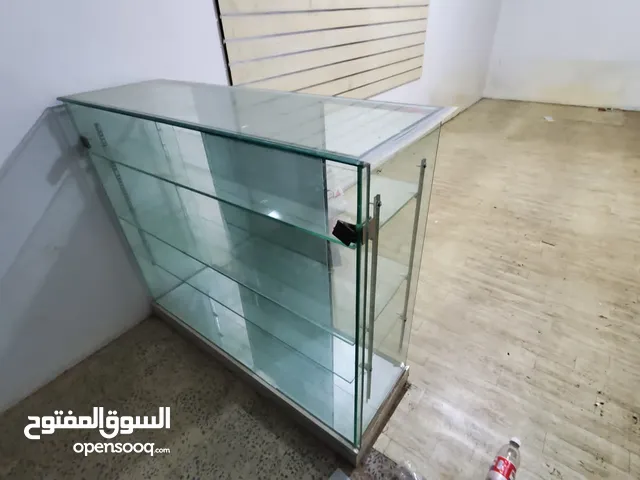 طاولتين زجاج محل نظيفة جداً مع لوحين خشب لعرض البضائع