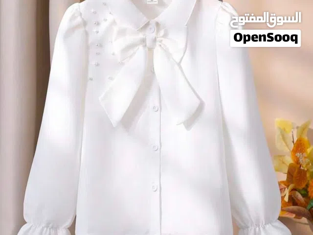 قميص ابيض. انيق ويوجد خدمت توصيل