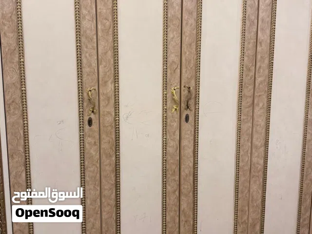غرفه نوم كامله مع جميع مرفقاتها مع اريكه وطاوله ايكيا ابيض