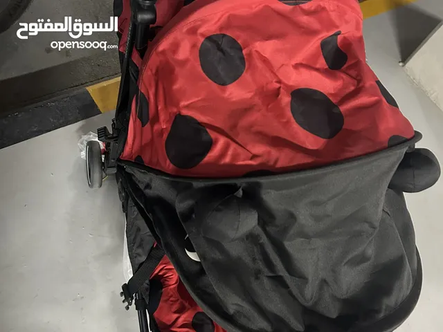 عربايه اطفال صغيره حمراء.