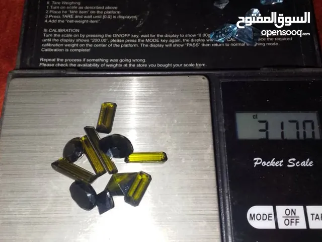 يوجد لدينا احجار كريمه كل انواع الاحجار ومصقول وخام