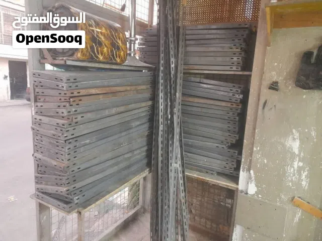 رفوف محل دكسون  وثلاجة عرض بابين وباب قزاز المنيوم بحالة جيدة البيع كامل بسعر مناسب جدا