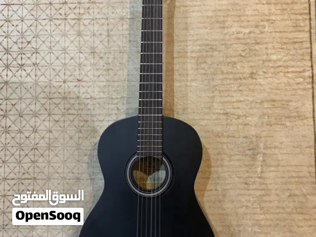 السلام عليكم للبيع كيتار اسود مع حقيبة و ريشة (السعر بي مجال)