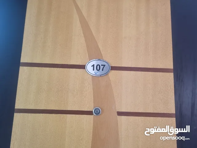 (عزب) فرصتك تسكن أول ساكن! غرفتين وصالة في بناية جديدة بالعالية – موقع استراتيجي على شارع محمد بن ز