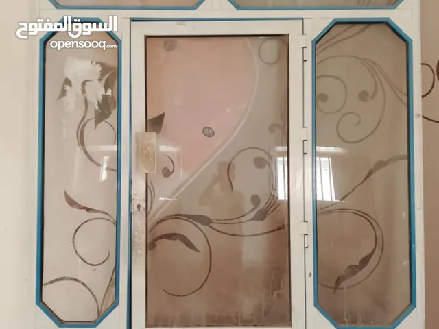 باب الالمنيوم للبيع 500 سعودي قابل للتفاوض بلمعقول طول في عرض 200 سم في200 سم تقريباً