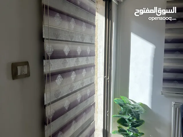 ستائر زيبرا 3 الوان مدرجة بشكل عصري حديث بحال الجديد استعمال 6 اشهر