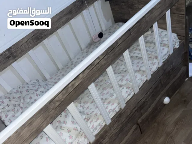 سرير اطفال شبه جديد