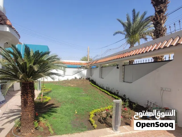 موقع مميز للإيجار في كافوري 9 يفتح في زلط مجمع النور حديقه داخليه و خارجيه وباركن 40 متر الأرضي صا