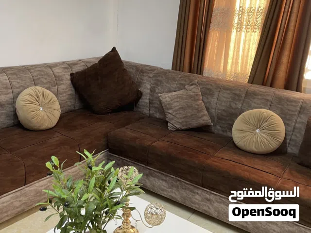 طقم كورنر 8 مقاعد  استعمال بسيط ما في ولا خدش ولا مزع شبه جديد مع الطاوله والبرادي