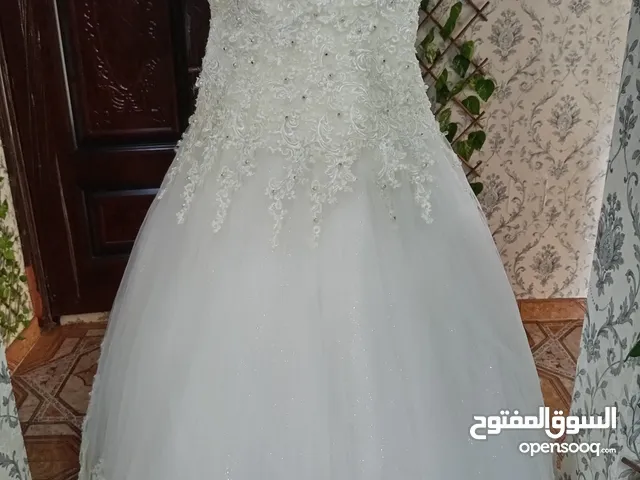 فستان زفاف ابيض بدون طرحه للبيع  مطلوب 30 ريال من الاخر اقل من سعر السوق