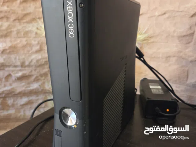 جهاز Xbox 360 بحالة جيدة ويعمل بكفاءة، مناسب للألعاب العائلية والحركية