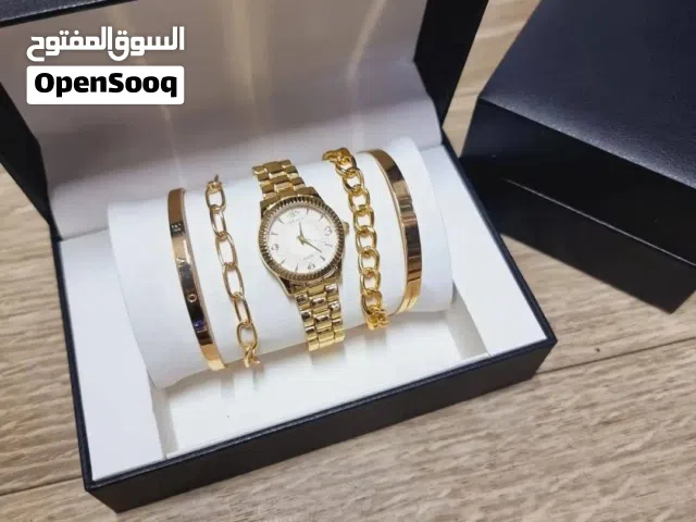 ساعة مع سوارات