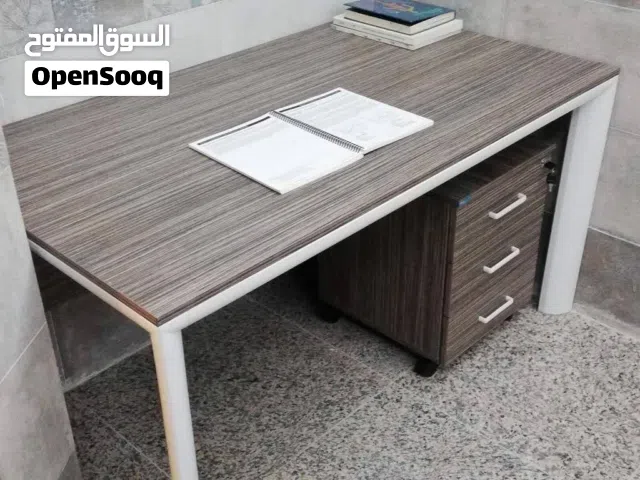 مكاتب وكراسي