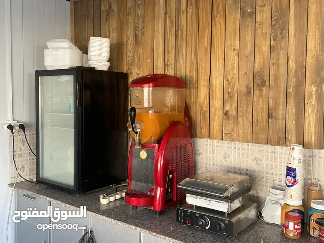 كشك طول 4 متر عرض 2.5 متر في طوباس ارضية بلاط مع مجلى كامل مع خزائن مطبخ