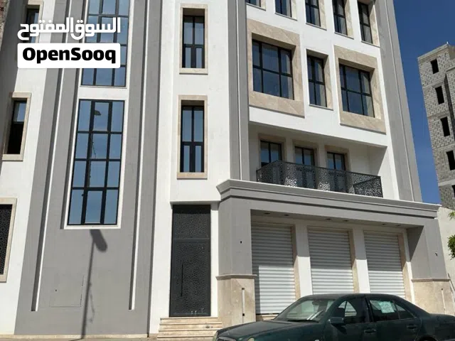مبني تجاري رئيسي فشلوم بالقرب من جزيرة الدوران و امام بركيدجو الجامع  يبعد علي جزيرة فشلوم دقيقة مشي