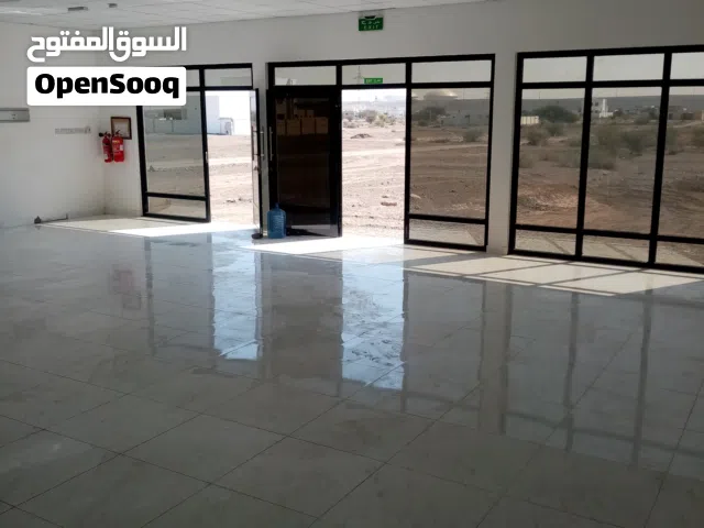 معرض تجاري للإيجار مع سكن مساحة الأرض 300 متر مساحة المعرض 100 متر مربع