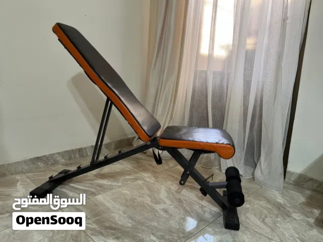 بنش رياضي استعمال منزلي في حالة ممتاز يتحمل وزن الى غاية 100 كيلو الانحناء 7 درجات و الكرسي 3 درجات