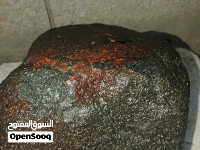 حجر رمادي ماءل إلى السواد