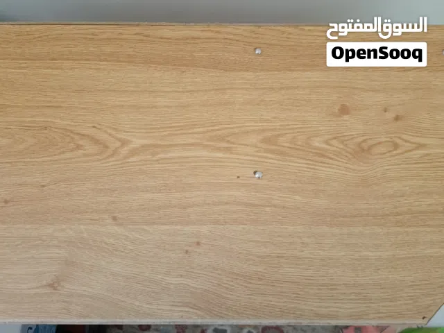 طاولة تلفزيون وخزانة خشبية بحالة جيدة جداً للبيع .