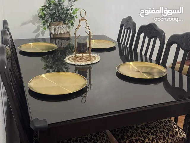 طاولة سفره مكونه من 6 مقاعد وطاولة وسط للبيع