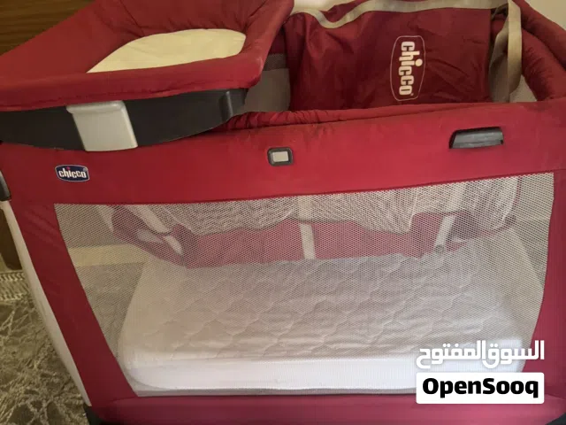 تخت بيبي اطفال طبقتين طبقه للرضع وطبقه لعمر 3 سنوات مع قطعه لغيار البيبي ماركة Chicco وسيارة عجلات