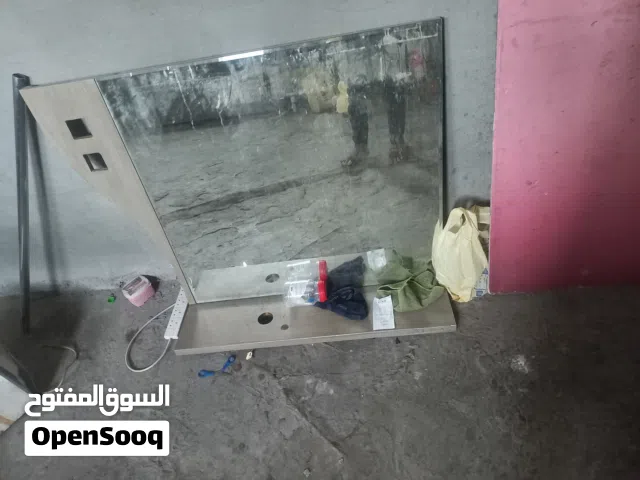 مرايه كبيره وجميله وطربيزه بتصفت