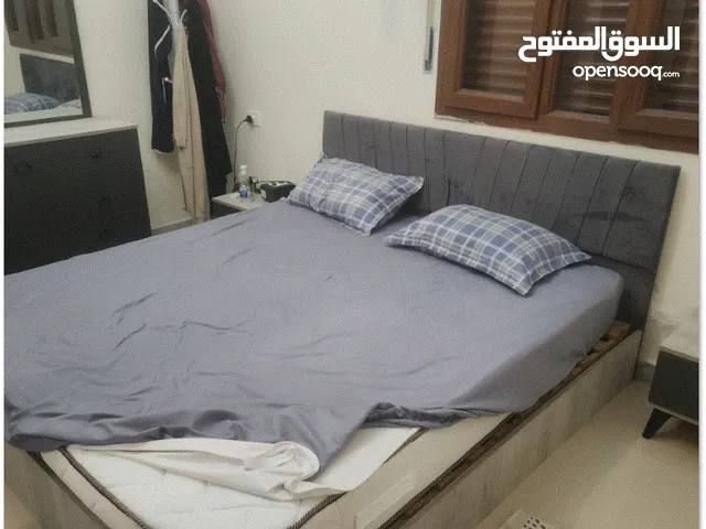 دار نوم زوجية تركية شبه جديدة معاها فراش مولة طبي ومروحة ومكنسة كهربائية وسدة لوح وشماعة ملابس