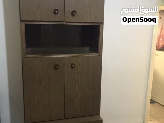 خزانة خشب تفصيل ثقيل وطاولة شاشة خشب تفصيل بحالة ممتازة