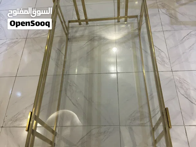 طاولة كبيرة ومعها 6 طاولات صغيرة