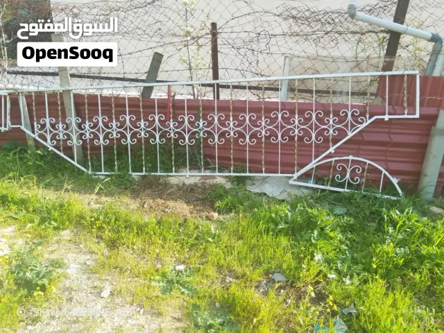 دربزين برنده مع باب حديدحديد تفصيل ثقيل  شبيه جديد