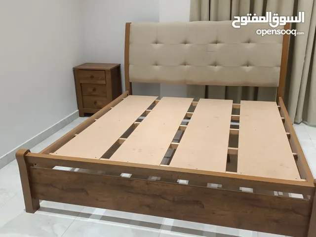 سرير لشخصين bed مع طاولة جانبية