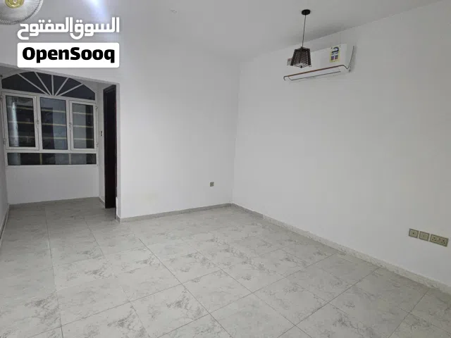 شقة نظيفة في الخط الثاني من سوق الخوض( للعوائل )