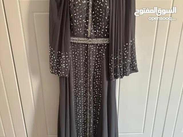 فستان سهرة رمادي مستعل مرتين ( في حالة ممتازة)