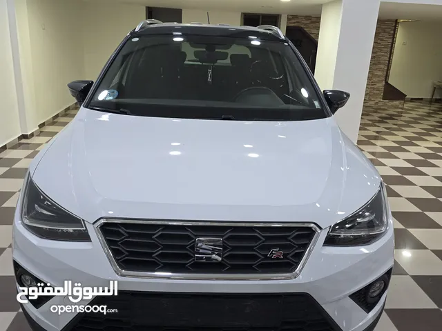 سيات ارونا FR 2021 فل اضافات دهان الشركة المنتجة لون ابيض سقف اسود