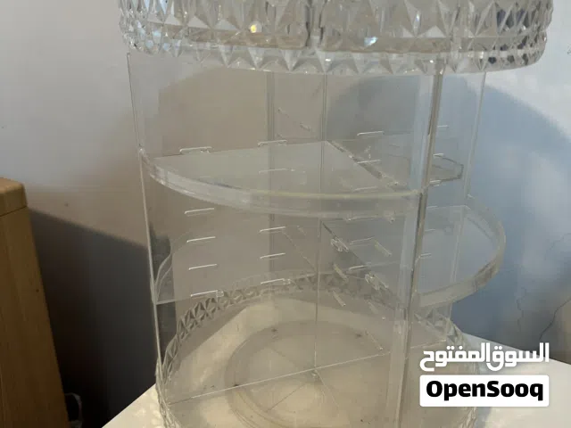 منظم إكريليك دوار 360 درجة بحالة ممتازة