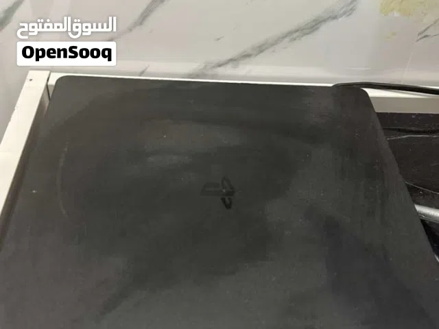 للبيع بلايستيشن 4 نظيفه مع جميع الملحقات