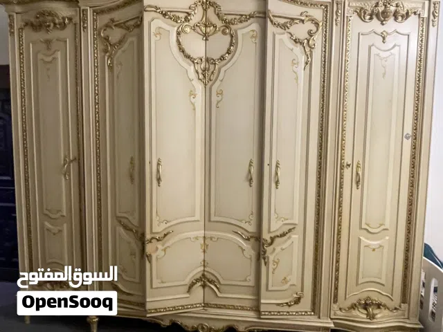 غرفة نوم متكاملة اثاث مصري نظيفة جدا و راقية بمساحات واسعة.