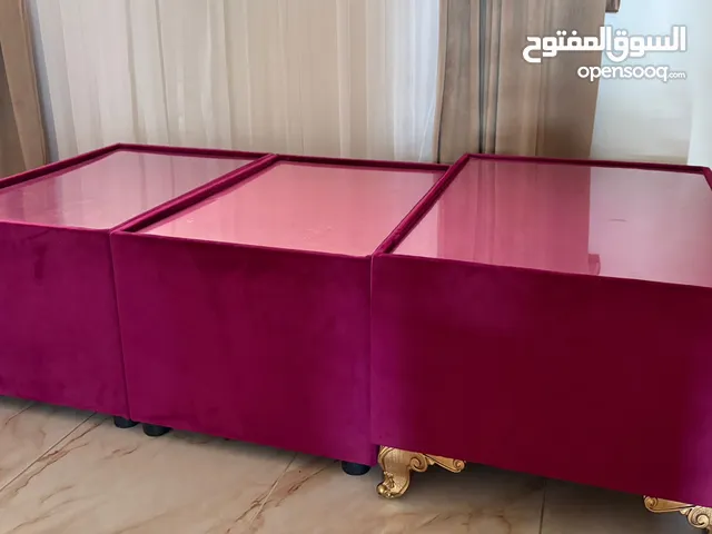 طاولة مجلس وسطيه عدد ثلاث طاولة تنجيد بحالة ممتازة وبسعر مناسب