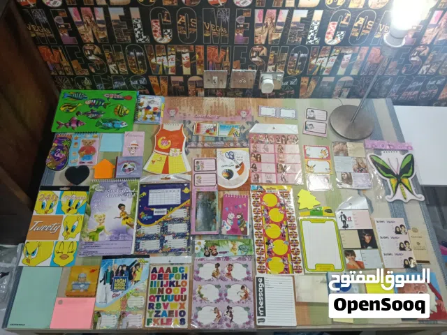 مجموعة اكسسوارات متنوعه وقرطاسية بحالة ممتازة