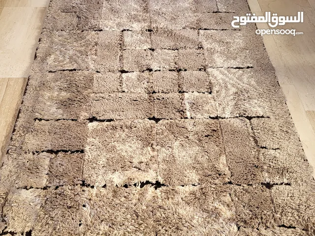 قطعتين سجاد مستعمل بحالة جيدة أحدها فيه شق سكين 20 سم غير مؤثره على الشكل كم هو في الصور