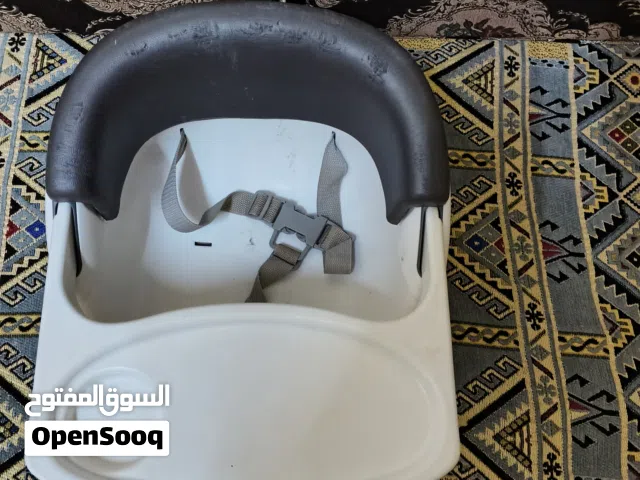 كرسي طعام خاص بالاطفال شبه جديد ماركه عالميه