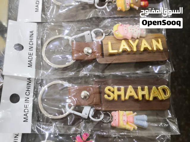 ميداليات خشبية بالأسماء الانجليزية مع ميدالية إضافية جانبية