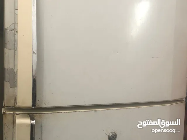 ثلاجه شغال ممتاز جداً مافيها اي شيء