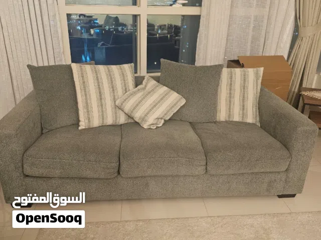 غرفة جلوس مع الستائر