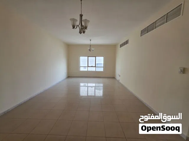 بلكونة  غرفتين وصالة  كورنيش عجمان  إطلالة بحرية مباشرة   شقة واسعة جدًا  2 حمام  تكييف مركزي