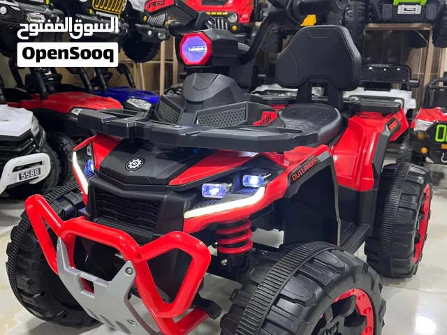 بيتش التريلا يركب طفليين مرتاحيين