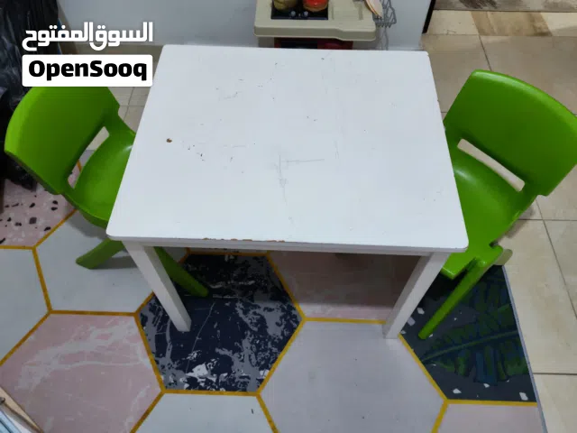 طاولة من ايكيا بحاجة دهان و كرسيين و مطبخ